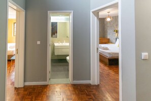 5 bedrooms, desk, iron/ironing board, WiFi