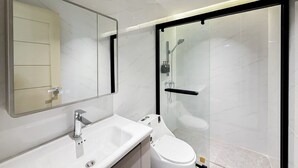 Bidet, serviettes fournies, savon, shampoing