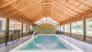 A wooden interior with a pool, stone walls, and large windows. - Constelation Cabin / for big groups, 18 people (La Ciénega de González)