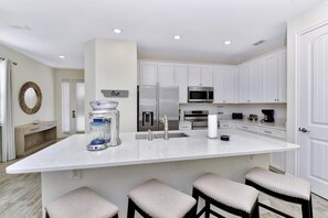 Fridge, oven, stovetop, dishwasher - Blissful Pink Villa near Disney with Margaritaville Resort & Island H20 Access. (Kissimmee)