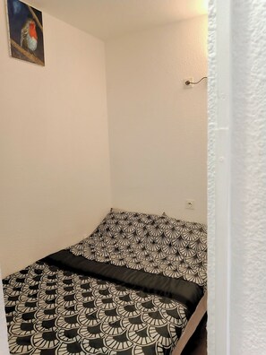 1 habitación, tabla de planchar con plancha, wifi y ropa de cama