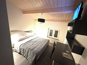4 Schlafzimmer, Schreibtisch, Bügeleisen/Bügelbrett, Reisekinderbett
