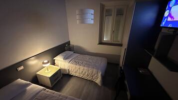 4 chambres, bureau, fer et planche Ă repasser, lit parapluie