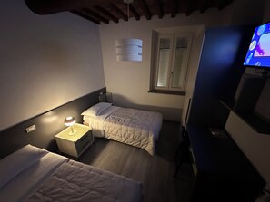 4 Schlafzimmer, Schreibtisch, Bügeleisen/Bügelbrett, Reisekinderbett