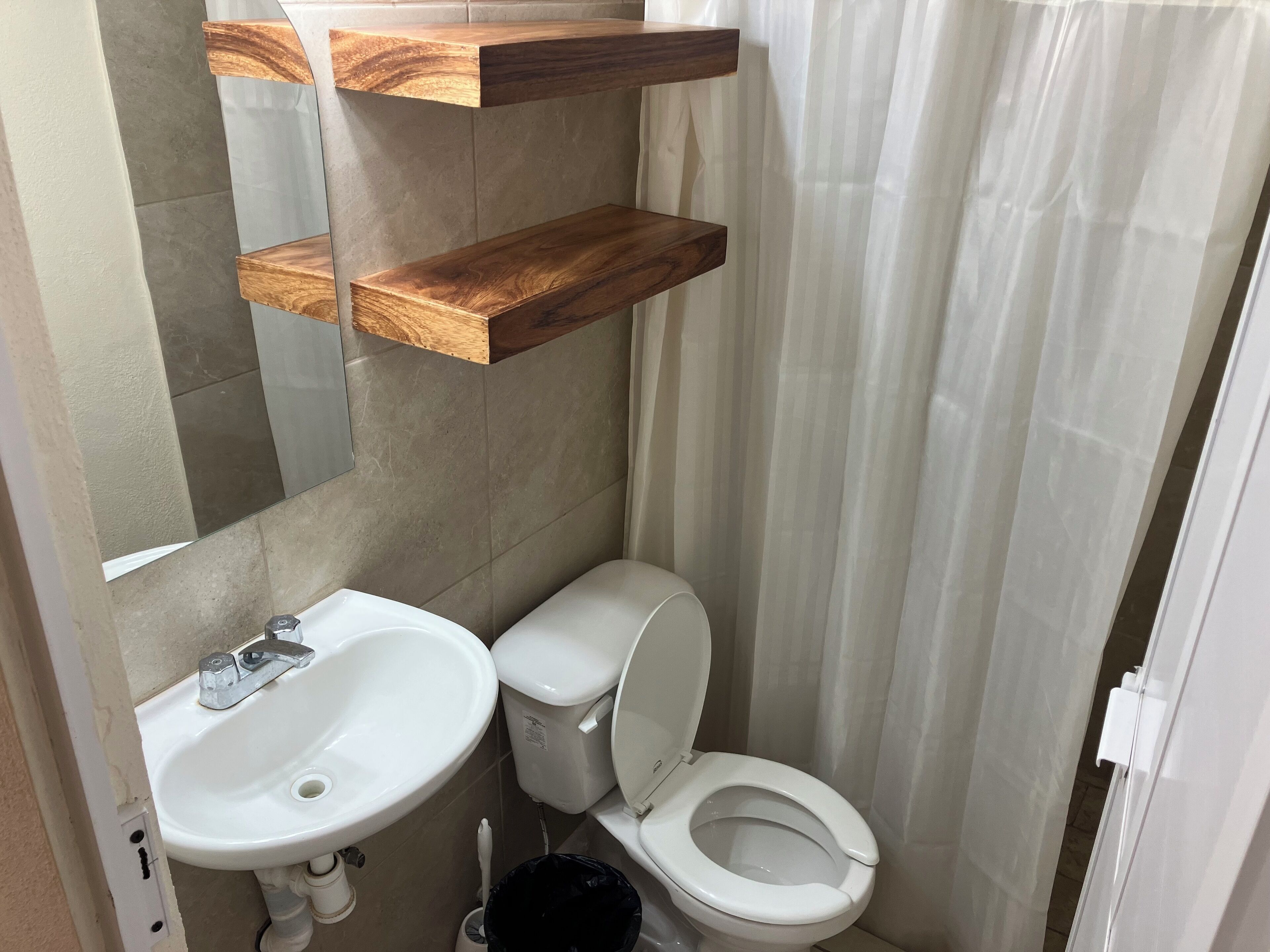 Secador de pelo, toallas, jabón y papel higiénico