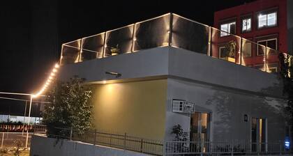 Private Garden Villa by Ganges. 2BK with beautiful Garden/Kitchen/Wi-Fi/Parking