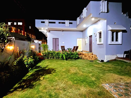 Private Garden Villa by Ganges. 2BK with beautiful Garden/Kitchen/Wi-Fi/Parking