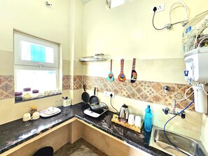 Refrigerador, microondas, parrilla de estufa y cafetera y tetera