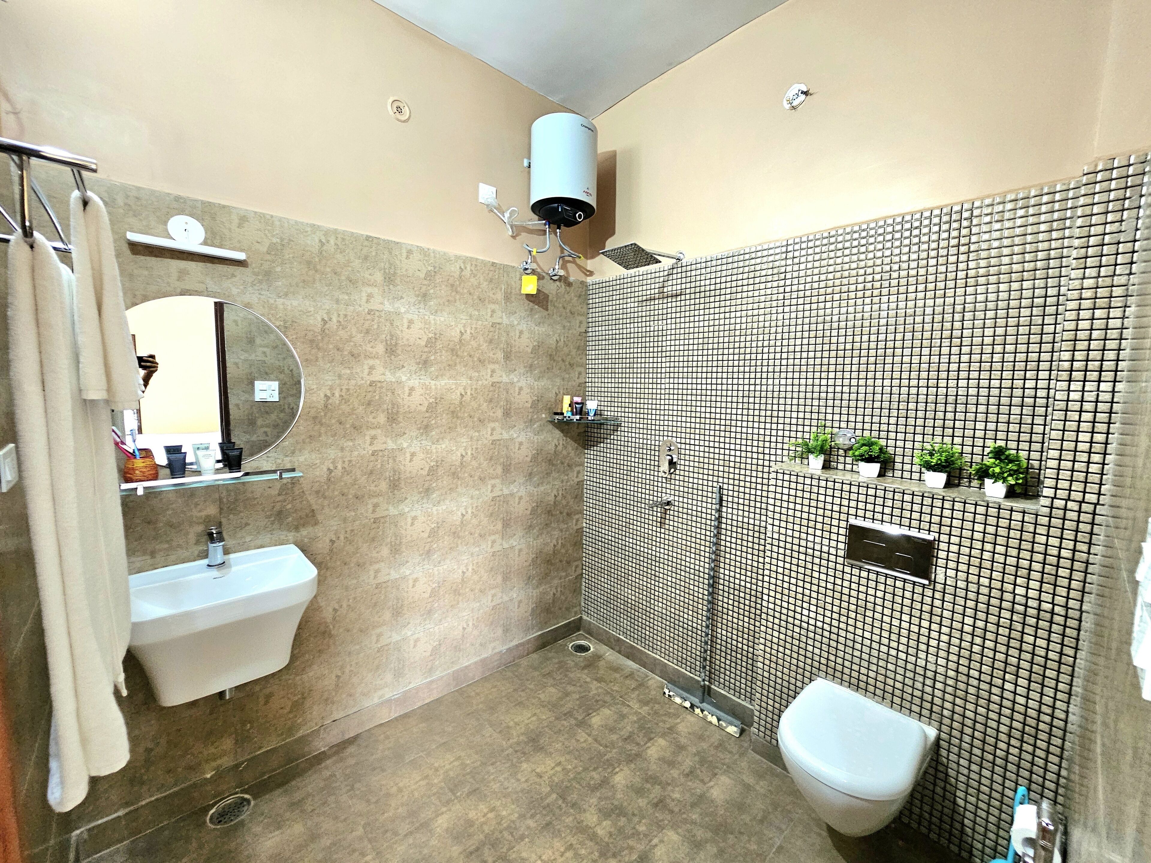 Douche, sèche-cheveux, bidet, serviettes fournies