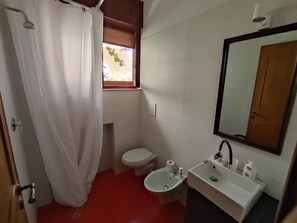 Dusj, hårføner, bidé og håndklær