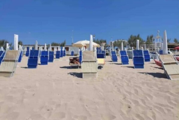 Liegestühle, Strandtücher
