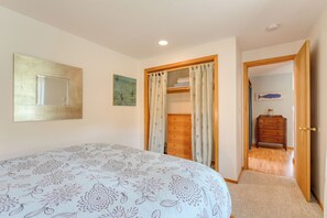 3 chambres, fer et planche à repasser, lit de bébé portatif
