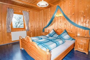 3 makuuhuonetta, vauvan matkasänky, Wi-Fi, vuodevaatteet