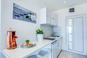 Classic Studio, Balcony, Sea View | Private kitchen | Mini-fridge, stovetop - MarBok Apartments with SeaView (Utjeha)