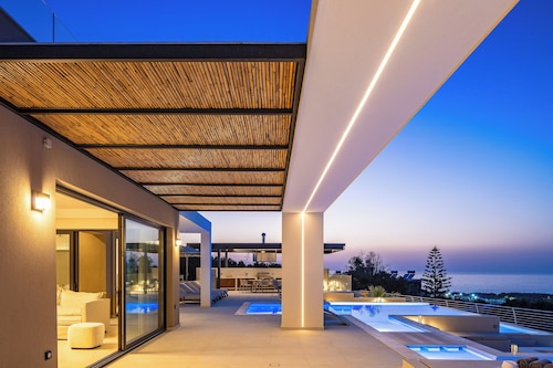 Modern leisure: 3 Pools, Hot Tub, Wide Open Spaces