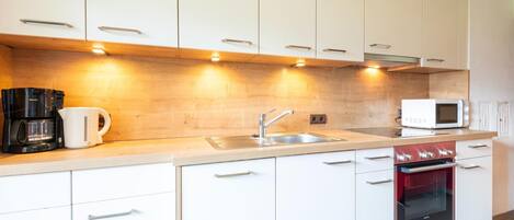 Een koelkast, een magnetron, een oven, een kookplaat