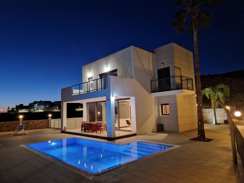 Stort Moderne Hus. Hele 500 m2 hus og Terrasser, Pool, Garage omm