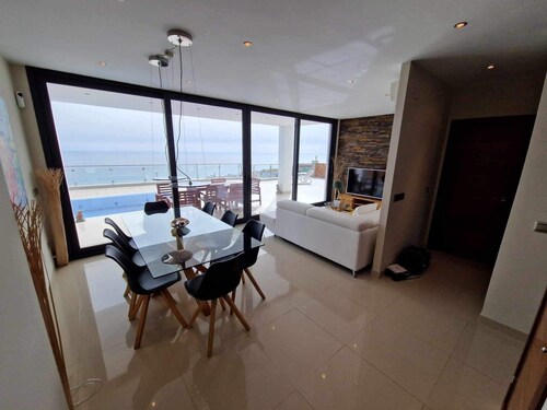 Stort Moderne Hus. Hele 500 m2 hus og Terrasser, Pool, Garage omm