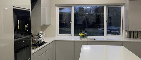 冷蔵庫、電子レンジ、食器洗い機、電気ポット