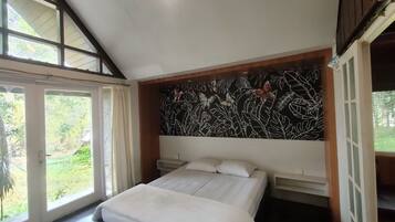 Desk, soundproofing, free WiFi, bed sheets