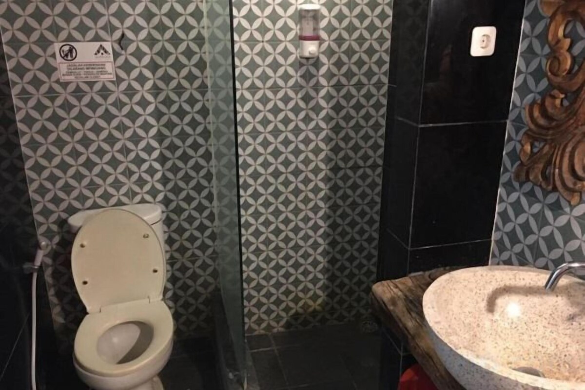 Douche, articles de toilette gratuits, chaussons, bidet