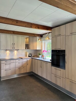 Kühlschrank, Ofen, Geschirrspüler, Hochstuhl