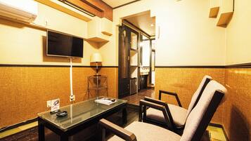 Basic Room | 1 bedroom, hypo-allergenic bedding, down comforters, free WiFi