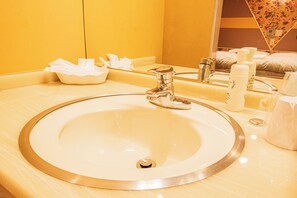 Basic-Zimmer | Badezimmer | Badewanne und Dusche (separat), Komfortbadewanne, Regendusche