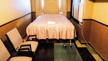 Basic Room | 1 bedroom, hypo-allergenic bedding, down comforters, free WiFi