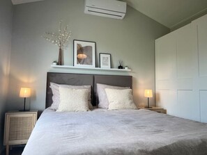 2 habitaciones, tabla de planchar con plancha y cuna de viaje 