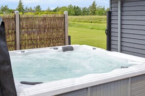 Outdoor spa tub - Charming holiday home with many activities (Idestrup)