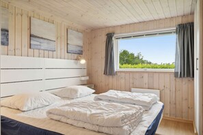 4 bedrooms, iron/ironing board, free WiFi - Charming holiday home with many activities (Idestrup)