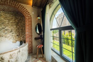 Suite Luxe, bain à remous | Vue de la chambre