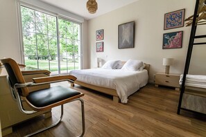 3 slaapkamers, een strijkplank/strijkijzer, reisbedje, gratis wifi