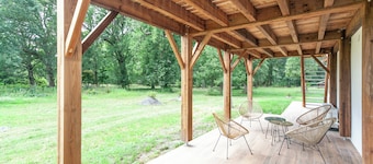 Single-storey house for 6 in a superb forest park by the lake