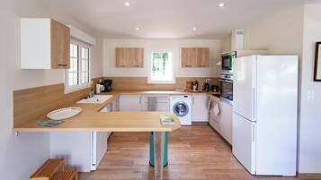 Een koelkast, een microgolfoven, een oven, een kookplaat