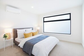 3 bedrooms, desk, iron/ironing board, free WiFi - Stud Park Residence by Ready Set Stay (Rowville)