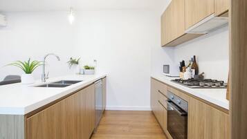 Kjøleskap, mikrobølgeovn, ovn og kokeplater