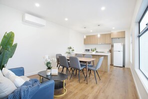 Dining - Stud Park Residence by Ready Set Stay (Rowville)