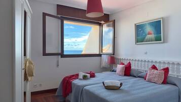 1 dormitorio, tabla de planchar con plancha, ropa de cama