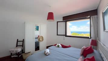 1 slaapkamer, een strijkplank/strijkijzer, beddengoed