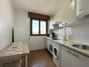 Fridge, microwave, oven, coffee/tea maker