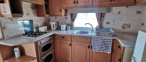 Chalet | Private kitchen | Fridge, oven, stovetop, electric kettle
