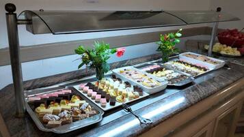 Café da manhã com buffet grátis todos os dias