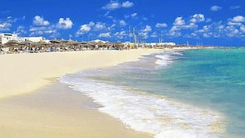 Sulla spiaggia, un bar sulla spiaggia