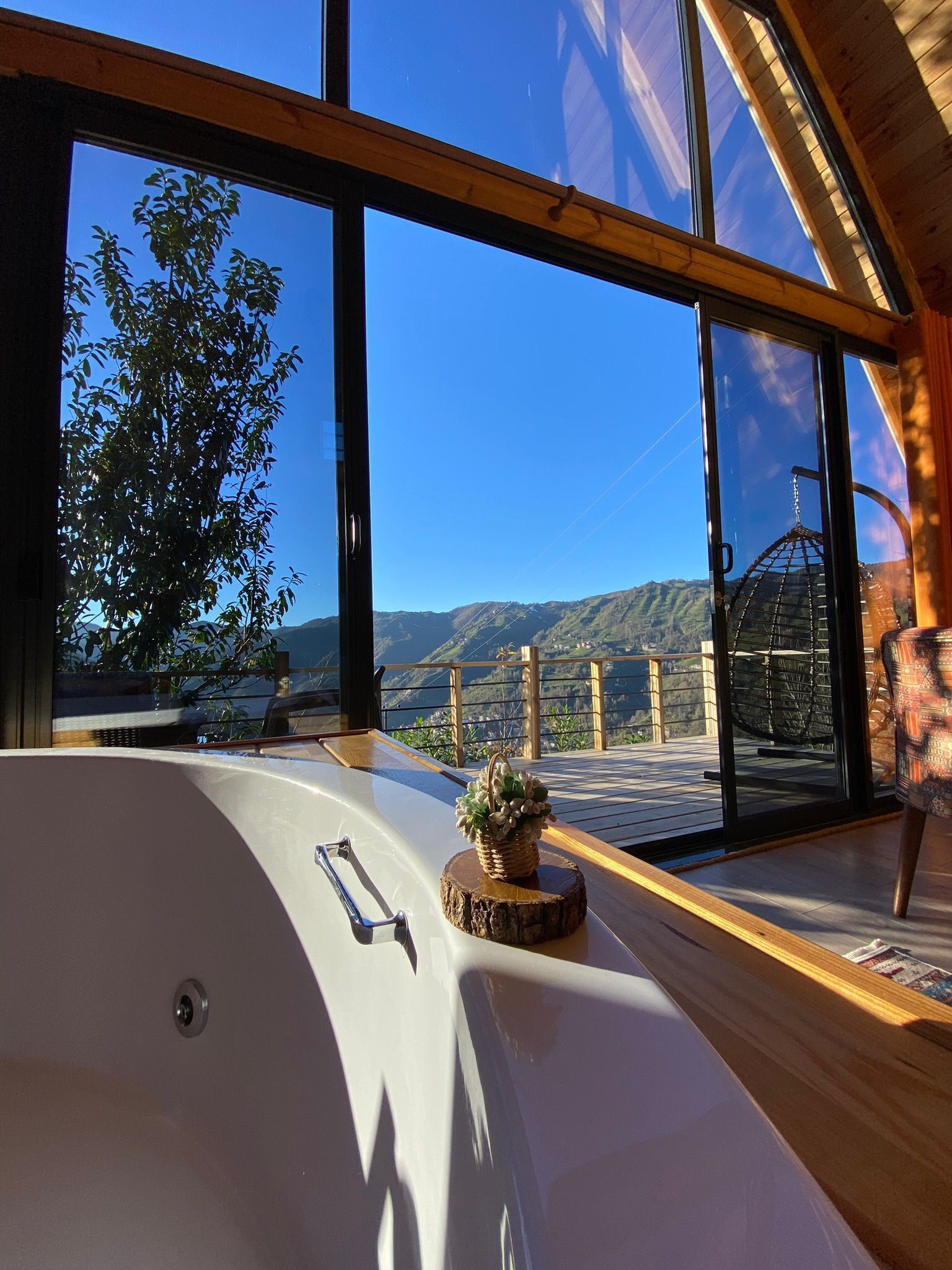 基础平房, 露台, 山景 | 浴室 | 肥皂、卫生纸