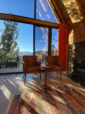 Basic-Bungalow, Terrasse, Bergblick | Wohnbereich