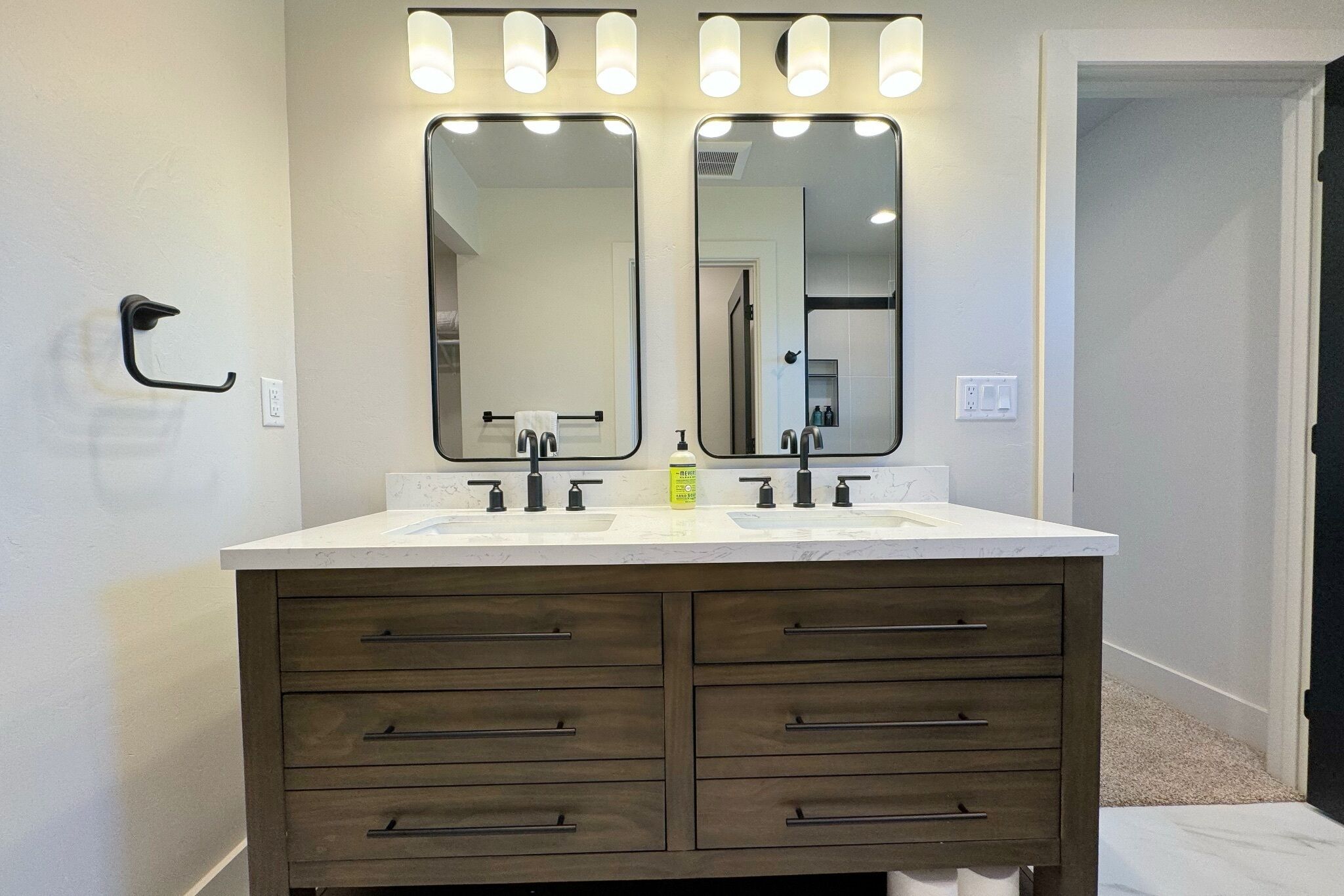 Hårføner og håndklær