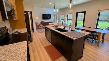 Geladeira, micro-ondas, fogão, cooktop