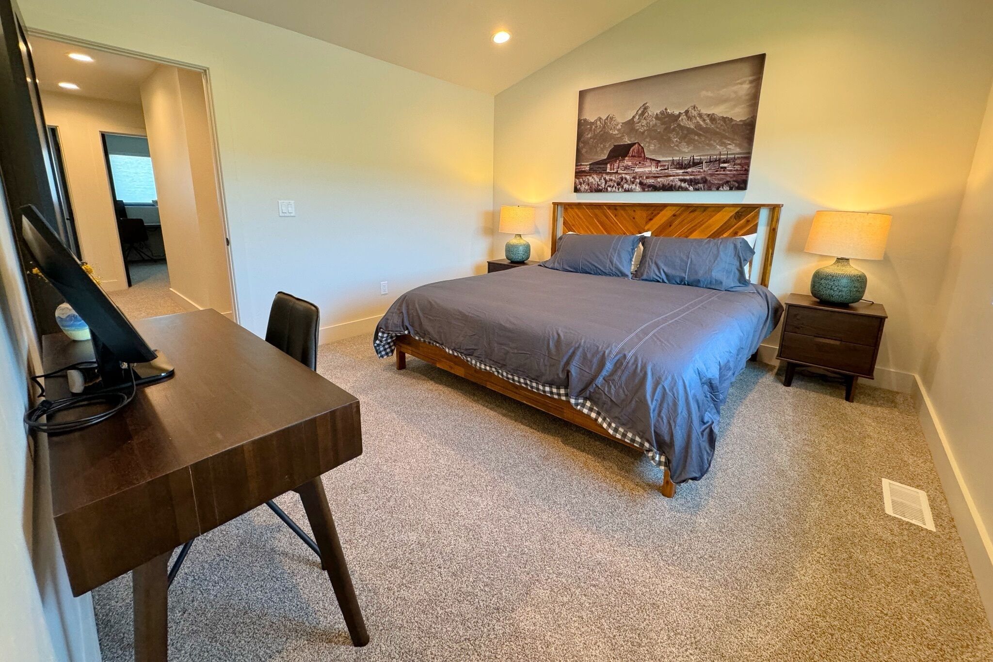 3 soverom, skrivebord, wi-fi (inkludert) og sengetøy